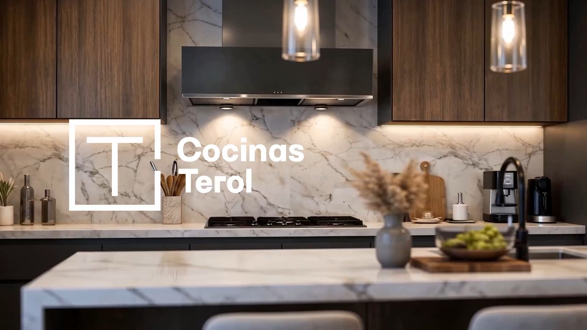 Cocina Terol con frentes de nogal, encimera de mármol y campana negra